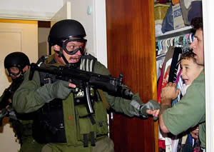 Federal_agents Federal agents seize Elián González